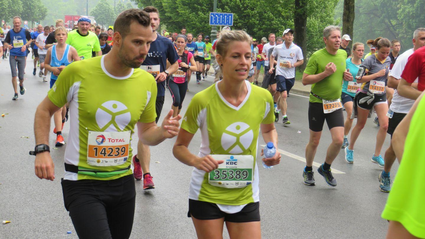 Twee mensen die lopen in een Rikolto t-shirt